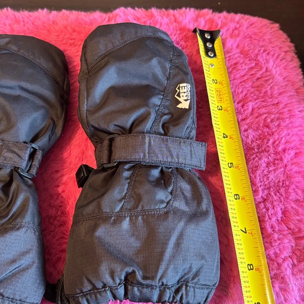 EUC REI KIDS BLACK MITTENS. velcro, cinch, wrist, wrap, cinching, arm strap, ex